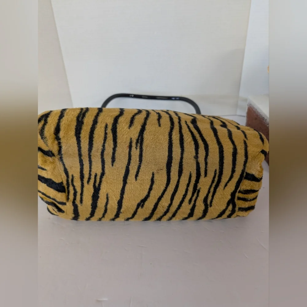 Vintage Fabric Animal Print Bag 1960s MOD ERA Handbag Faux Fur Amazing Handles - Picture 2 of 7